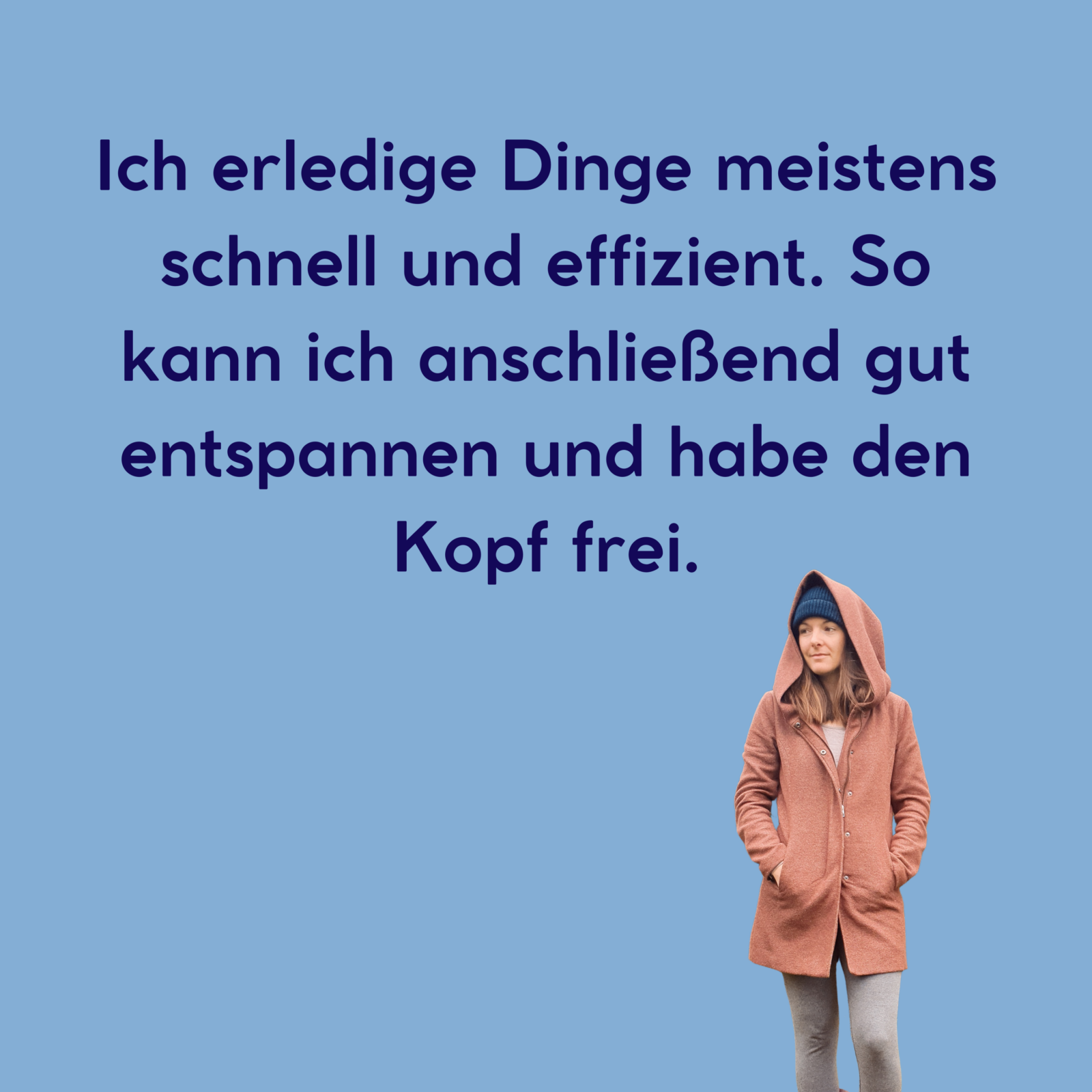 Hellblauer Hintergrund mit einem Foto von Nicole Trojahn. Auf dem Hintergrund steht: "Ich erledige Dinge meistens schnell und effizient. So kann ich anschließend gut entspannen und habe den Kopf frei."