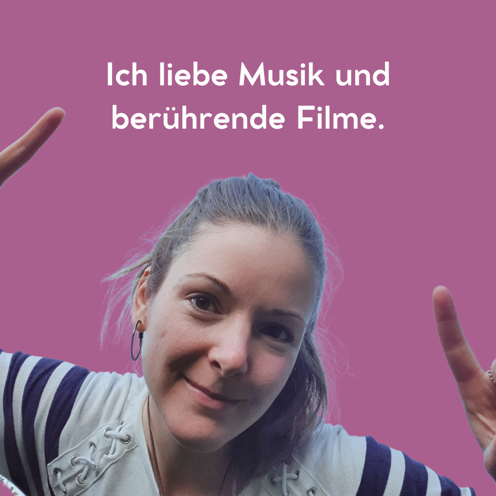 Lila Hintergrund mit einem Foto von Nicole Trojahn. Auf dem Hintergrund steht: "Ich liebe Musik und berührende Filme."