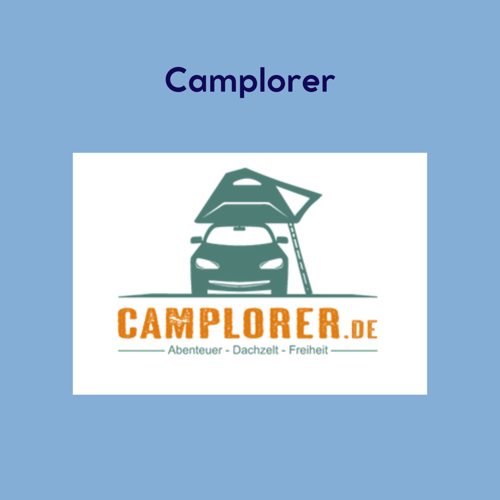 Hellblauer Hintergrund mit dem Camplorer-Logo.